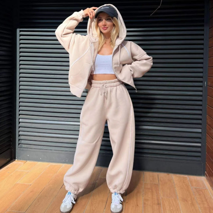Women's short zip hoodie and high-waist jogging pants set with elastic comfort waistband and side piping Mune Fashion