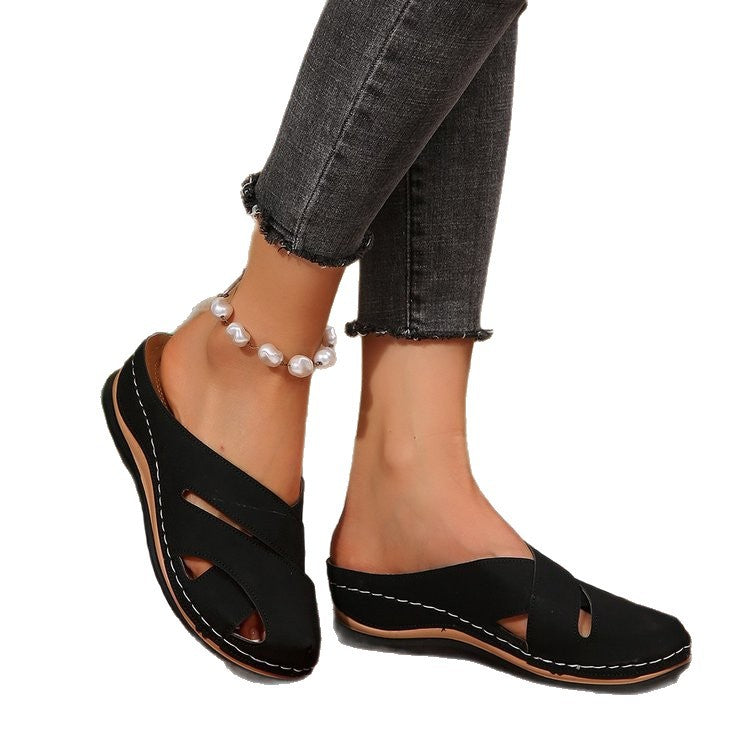 Women's comfortable closed clogs with cut-outs, padded comfort insole and lightweight wedge sole Mune Fashion