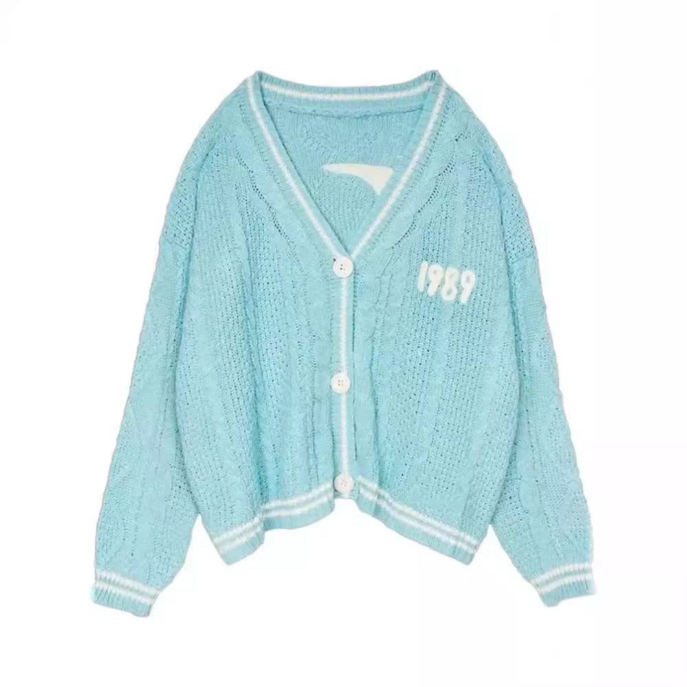 Women's short knitted V-neck cardigan with cable pattern and mother-of-pearl buttons Mune Fashion