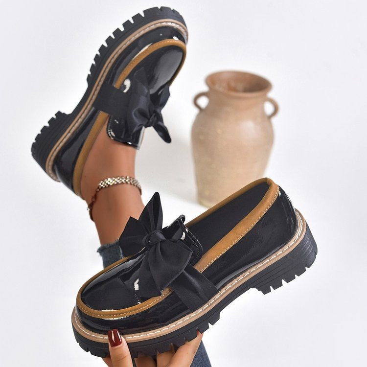 Women's patent leather loafers with large decorative bow and profiled rubber sole Mune Fashion
