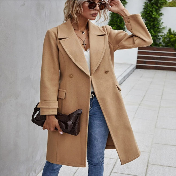 Women's mid-length tailored wool blend coat with discreet double-breasted closure and narrow lapels Mune Fashion