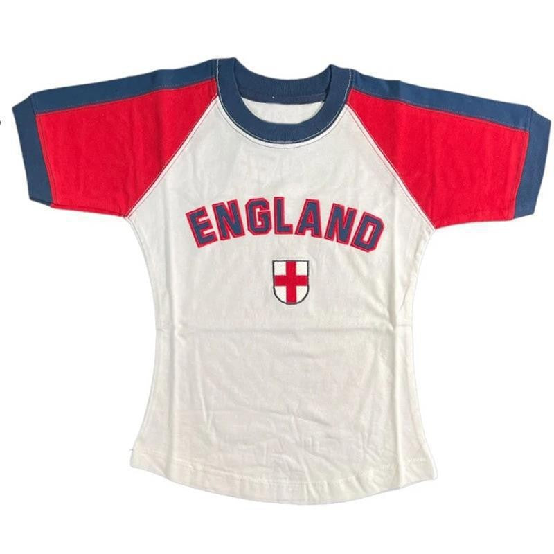 Women's fitted short-cut fan crop shirt with contrast collar and embroidered flag patch Mune Fashion