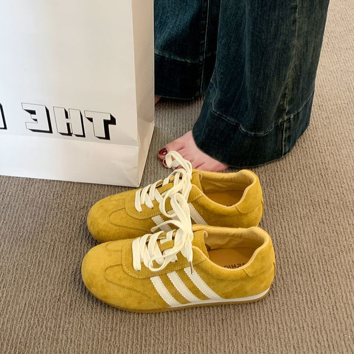 Women's retro sneaker made of suede leather look with three-stripe detail and rubber sole Mune Fashion