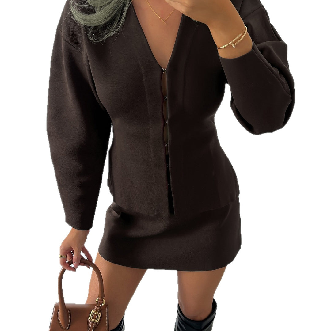 Women’s tailored fine knit cardigan with V-neckline and hook closure Mune Fashion