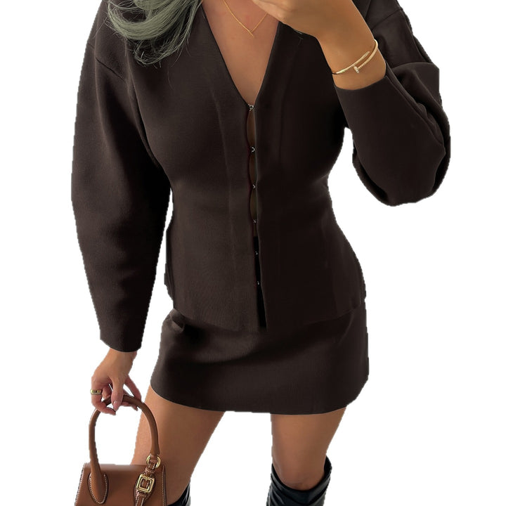 Women’s tailored fine knit cardigan with V-neckline and hook closure Mune Fashion