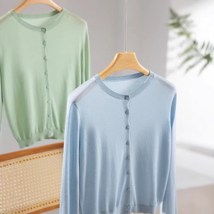Women's fine-knit cardigan with round neckline and fitted silhouette Mune Fashion