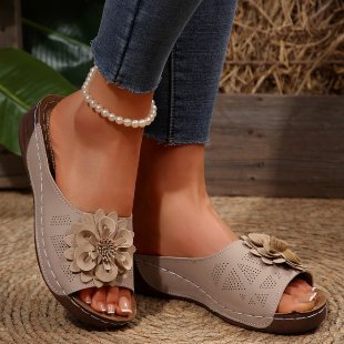 Damen Offene Zehen-Pantoletten mit Blumenapplikation, perforiertem Obermaterial und ergonomischer Keilsohle Mune Fashion