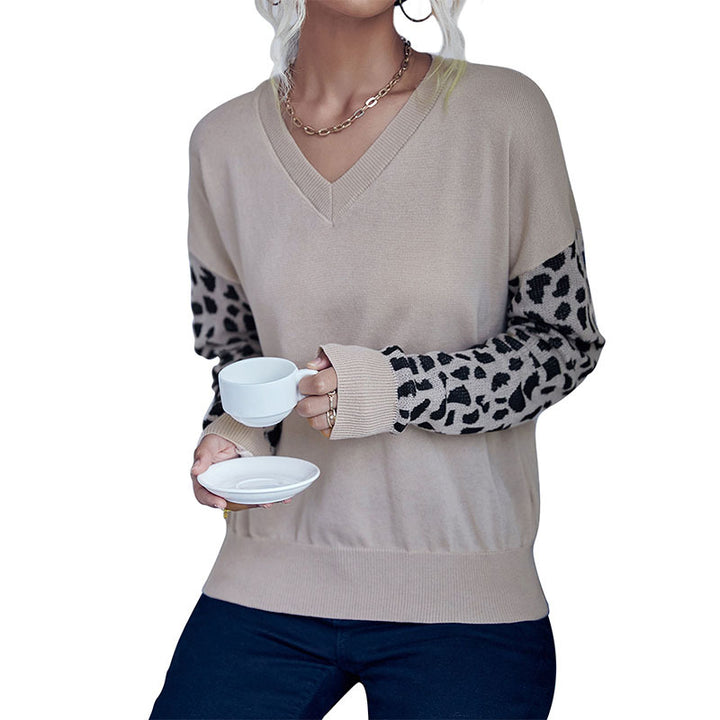 Women's V-neck fine knit sweater with leopard jacquard sleeves and dropped fit Mune Fashion