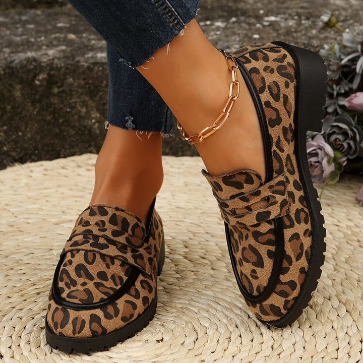 Women's perforated comfort loafers with gold-colored decorative buckle, wavy vamp and contoured memory foam insole Mune Fashion