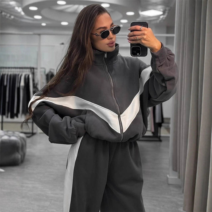Ladies elegant sporty two-piece tracksuit with zip and contrasting V yoke Mune Fashion