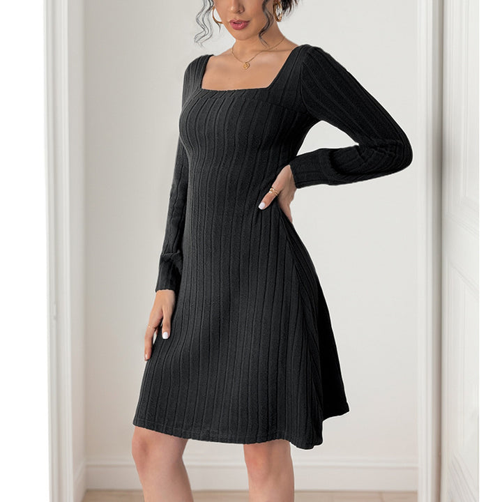 Ladies midi dress made of fine knit with ribbed textured pattern, tailored silhouette and square neckline Mune Fashion