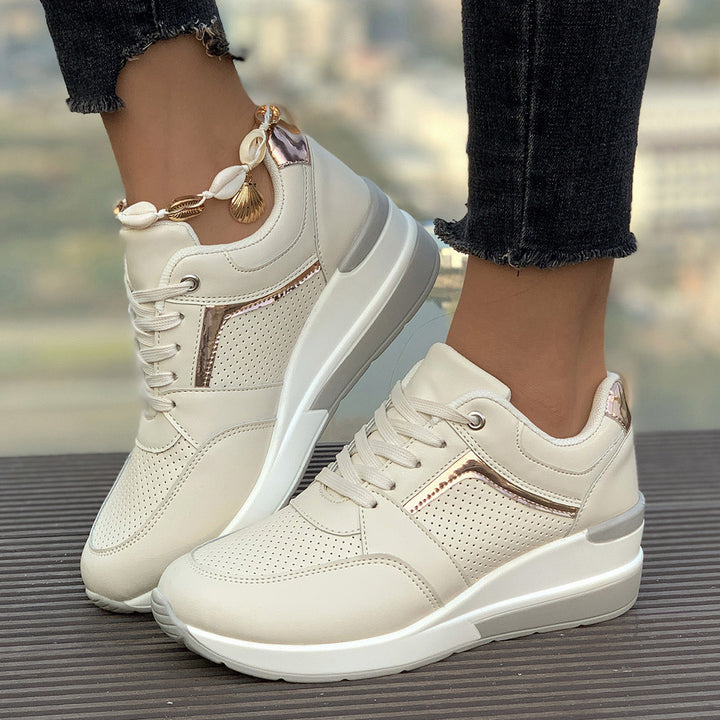 Damen Keilabsatz-Sneaker mit perforierten Einsätzen und Metallic-Details Mune Fashion