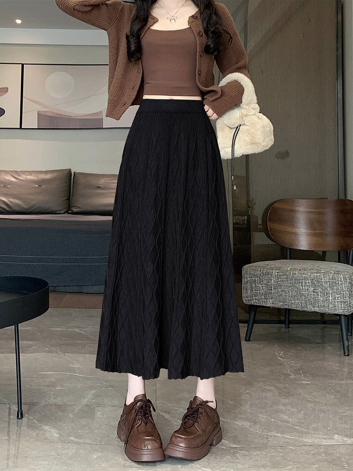 Women's long, pleated skirt with diamond pattern Mune Fashion