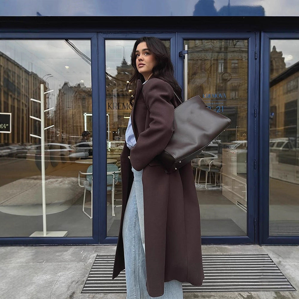 Women's long coat with straight cut, figure-flattering oversized lapels and side pockets Mune Fashion
