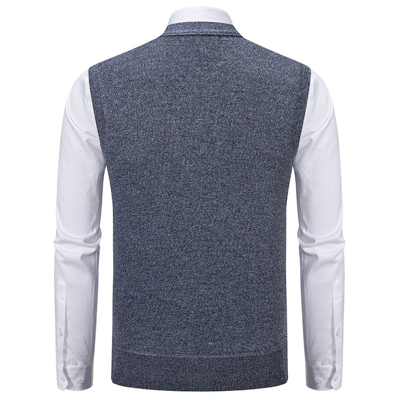 Men's V-neck knitted vest with cable pattern, continuous button placket and patch pockets Mune Fashion