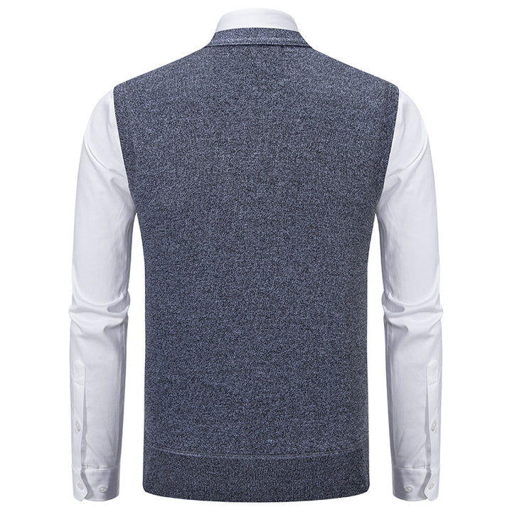 Men's V-neck knitted vest with cable pattern, continuous button placket and patch pockets Mune Fashion