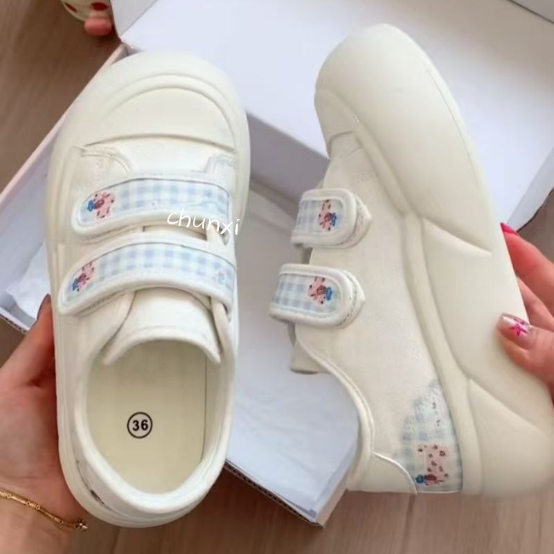 Women Sneakers with practical velcro closure and floral design Mune Fashion