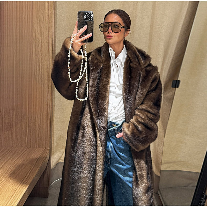 Women's Luxurious Faux Fur Coat with Elegant Cut Mune