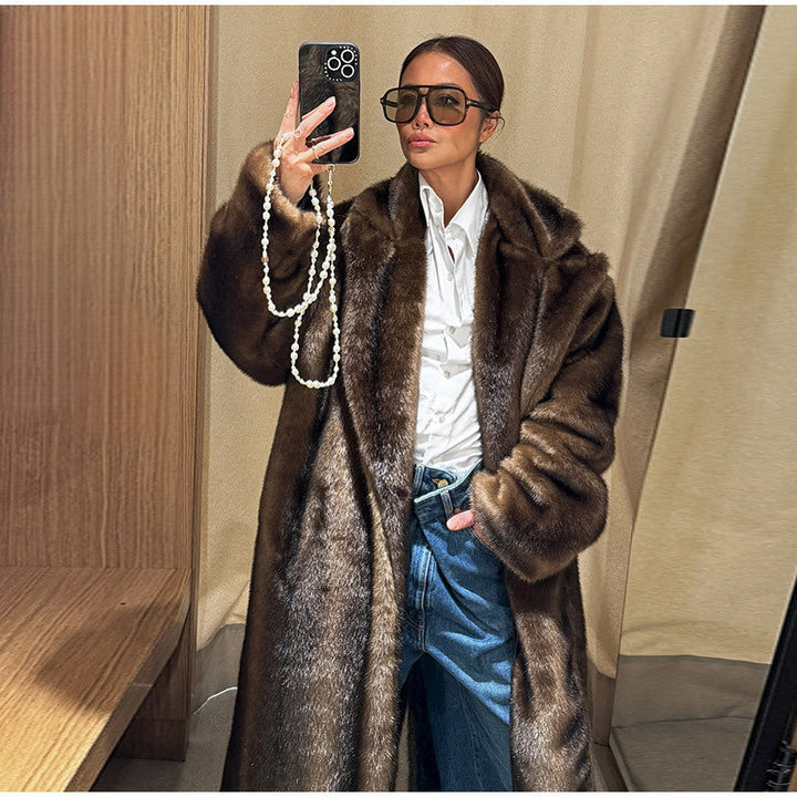 Women's Luxurious Faux Fur Coat with Elegant Cut Mune