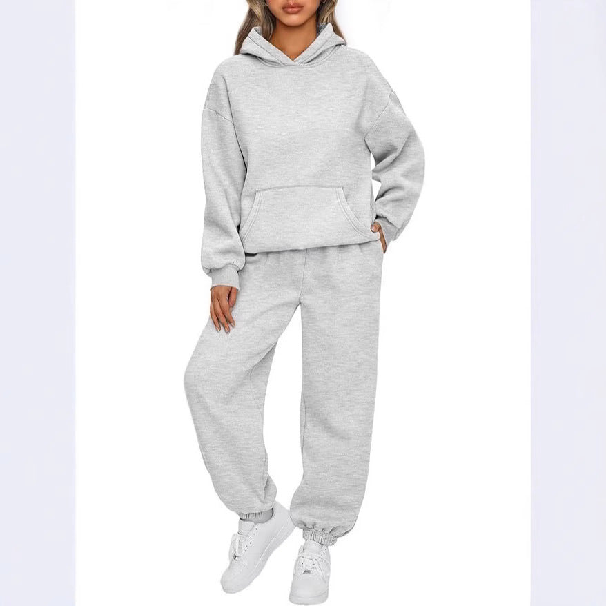 Women's oversized luxurious loungewear set hoodie with kangaroo pocket and wide-cut joggers with elastic ankle cuffs Mune Fashion
