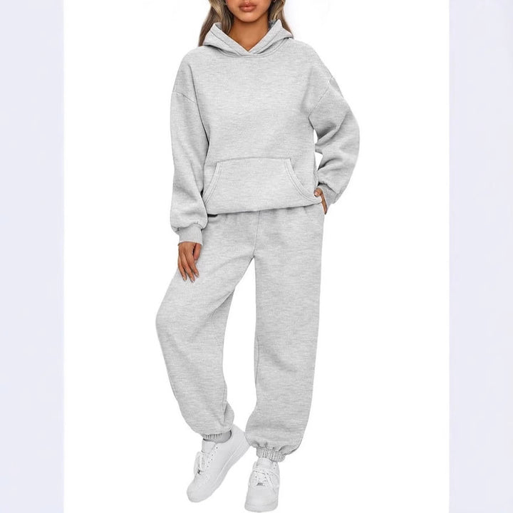 Women's oversized luxurious loungewear set hoodie with kangaroo pocket and wide-cut joggers with elastic ankle cuffs Mune Fashion