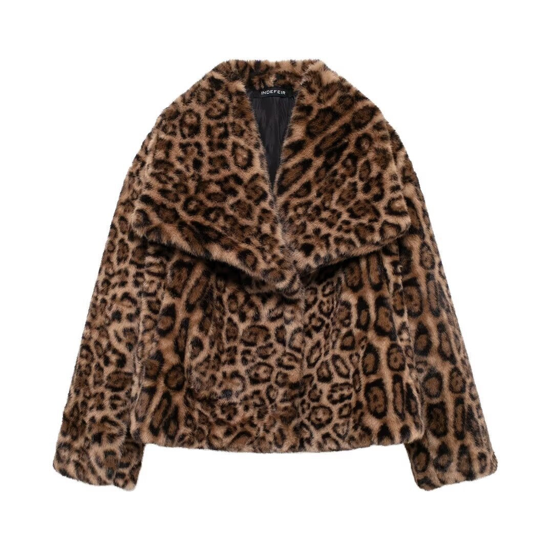 Ladies nan short faux fur jacket with animal pattern, V-neck and fitted silhouette Mune Fashion