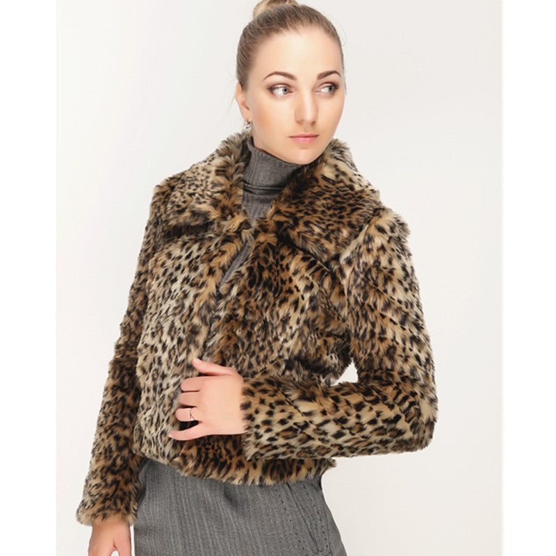 Ladies short jacket made of synthetic fur with a tailored cut, lapel collar and concealed closure Mune Fashion