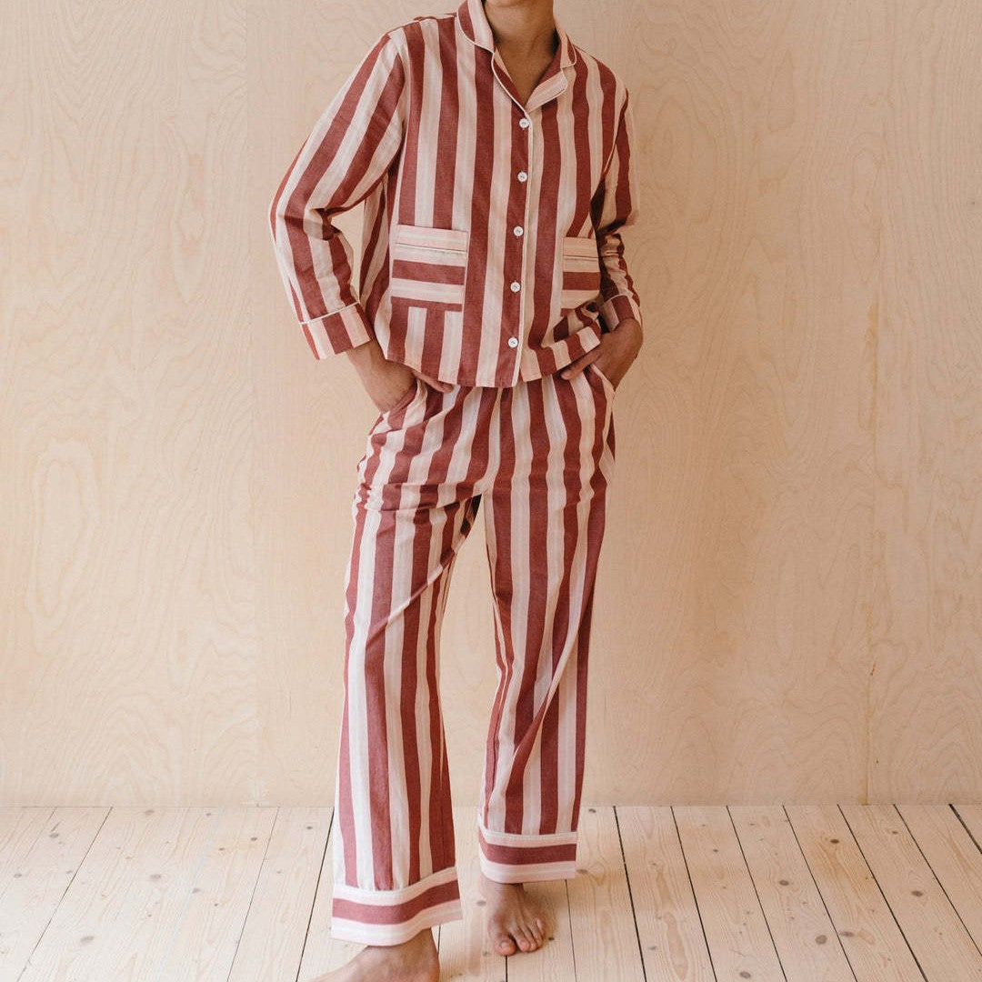 Women's Pajama Set with Trendy Striped Pattern Mune