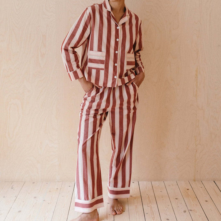 Women's Pajama Set with Trendy Striped Pattern Mune