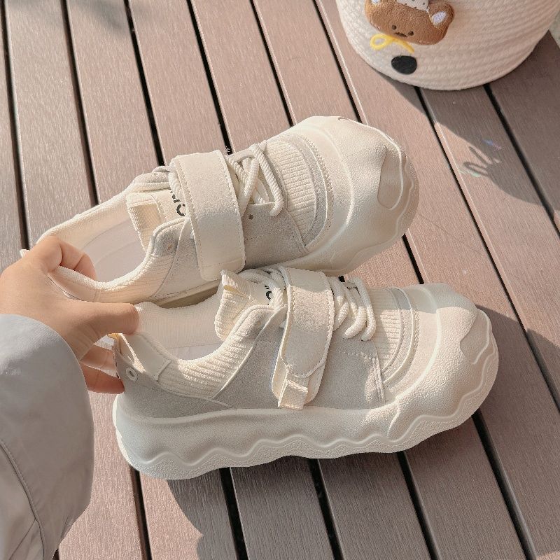 Women's sneakers with practical Velcro fasteners and cushioned sole Mune Fashion