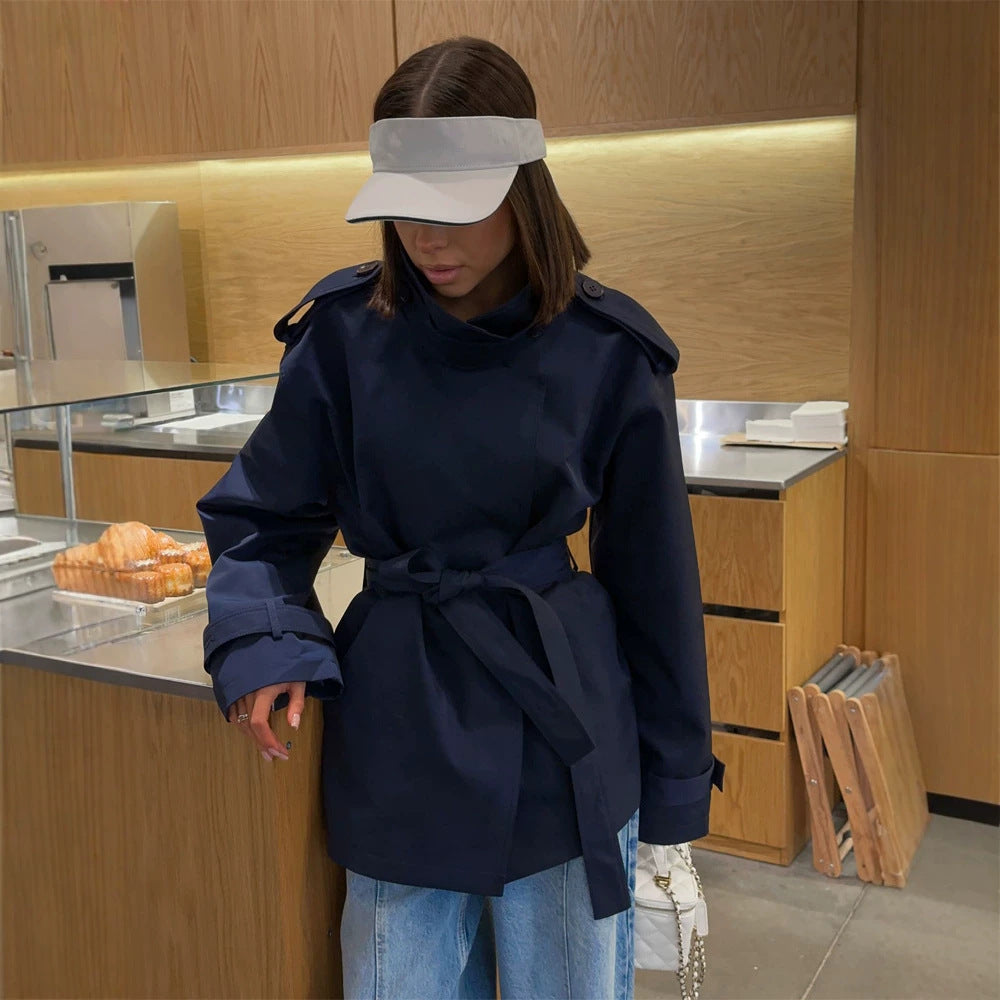 Women's short trench coat with tie belt, high stand-up collar and shoulder flaps Mune Fashion