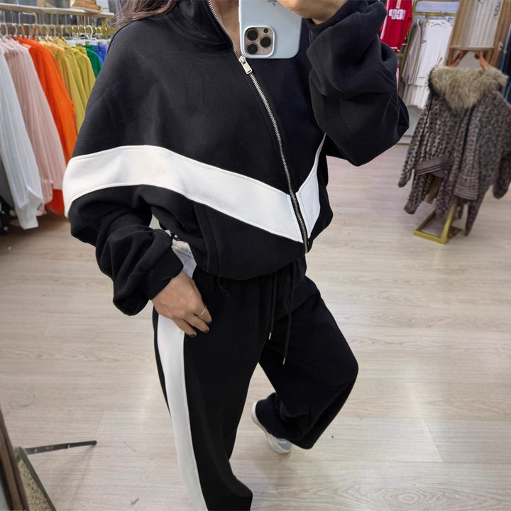 Ladies elegant sporty two-piece tracksuit with zip and contrasting V yoke Mune Fashion