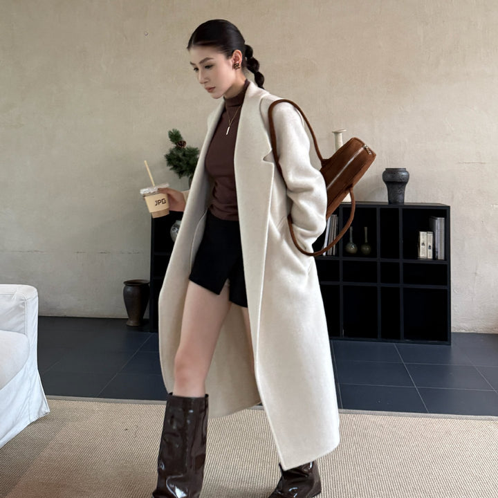 Women's Oversize Wool Coat with Structured Shoulder Section and Elegant Lapel Mune Fashion