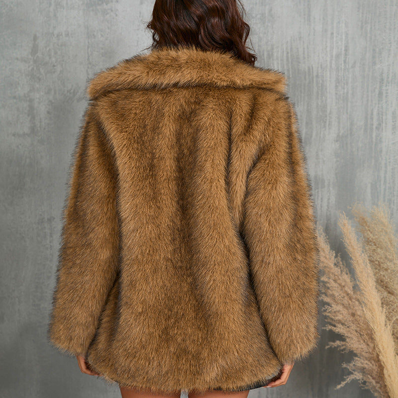 Women's Luxury Soft Faux Fur Coat with Elegant Cut Mune