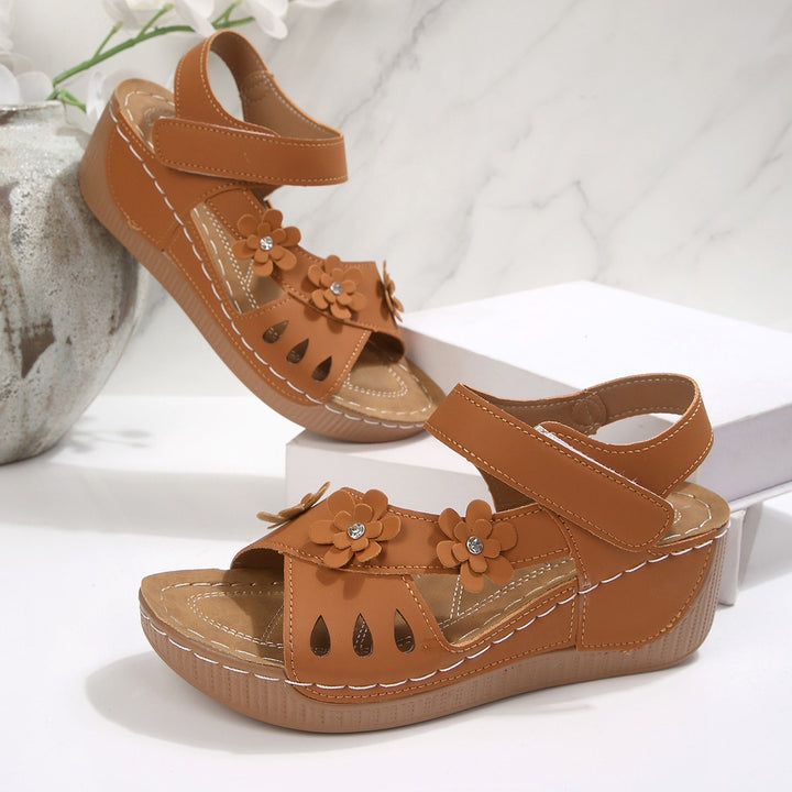 Damen Komfort-Wedgesandalen mit verstellbarem Klettverschluss und Blütenapplikation Mune Fashion
