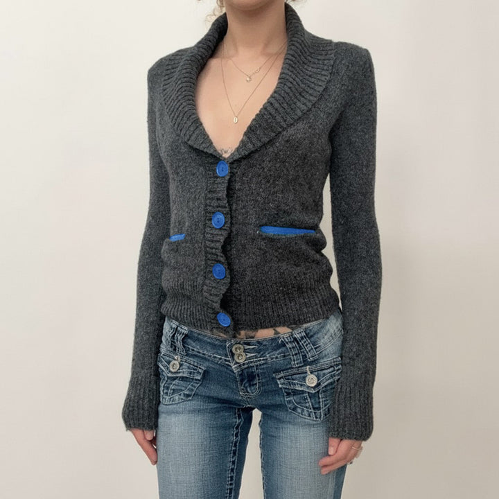 Women's short cardigan with shawl collar, decorative button placket and contrasting pocket piping Mune Fashion