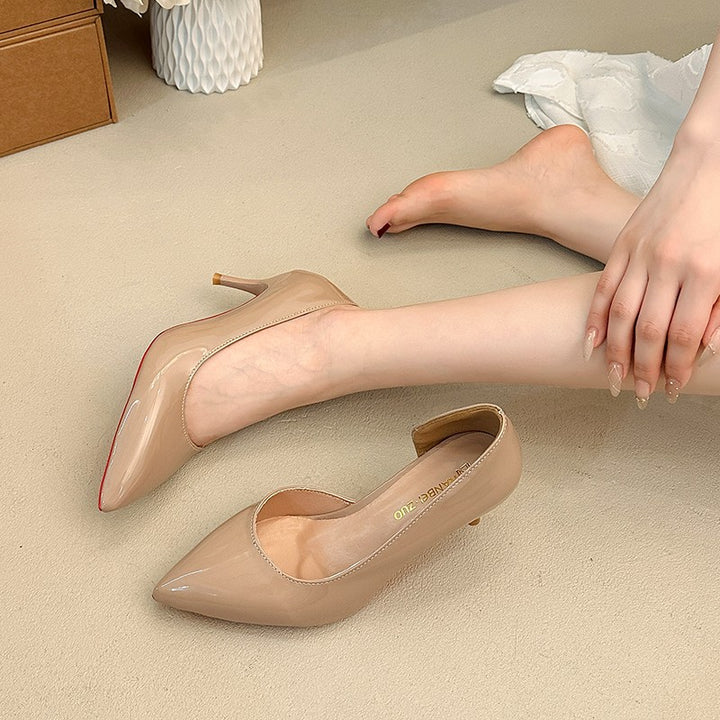 Ladies patent pumps with deeply cut side line, pointed toe shape and high stiletto heel