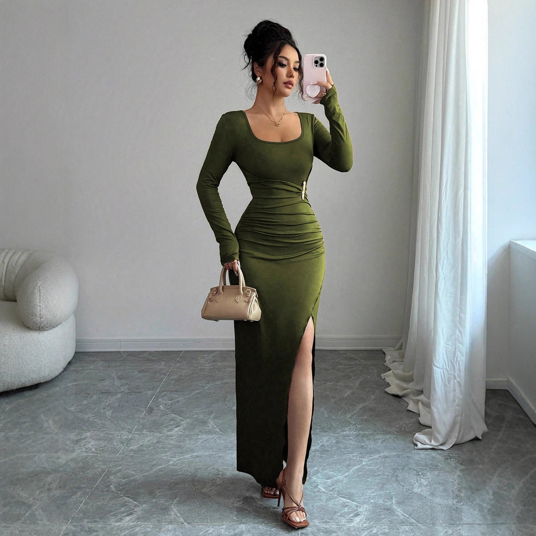 Ladies body-hugging maxi dress with square neckline, fitted gathering and high side slit Mune Fashion