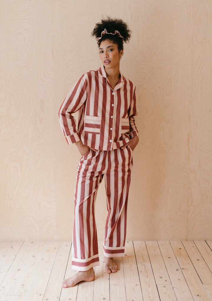 Women's Pajama Set with Trendy Striped Pattern Mune