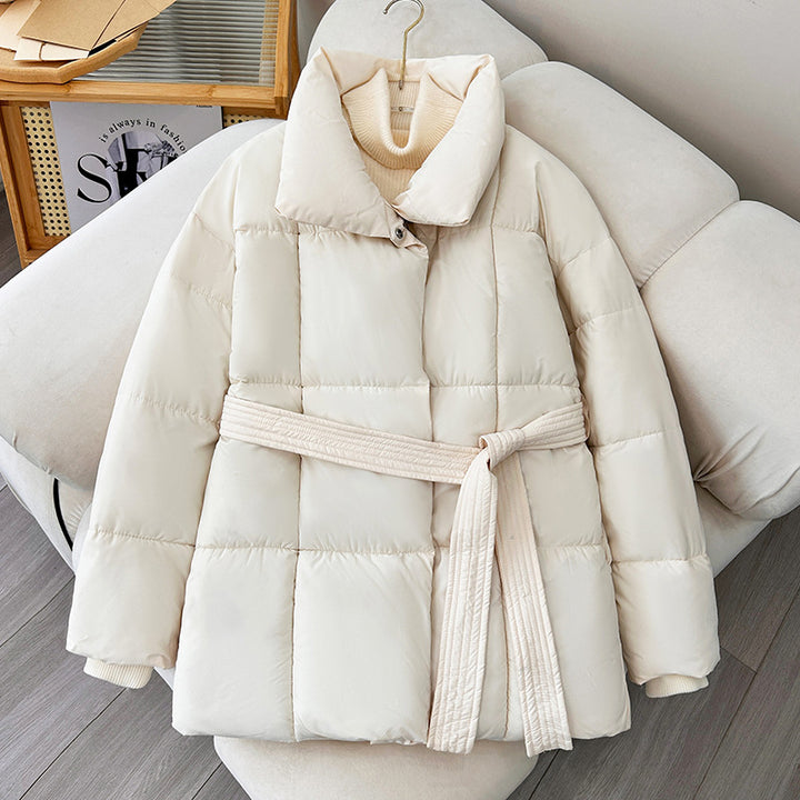 Women's short puffer jacket with waist belt, wide stand-up collar and quilted design Mune Fashion