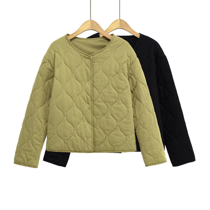 Women nan short-cut quilted transitional jacket with round neckline and decorative wave quilting Mune Fashion