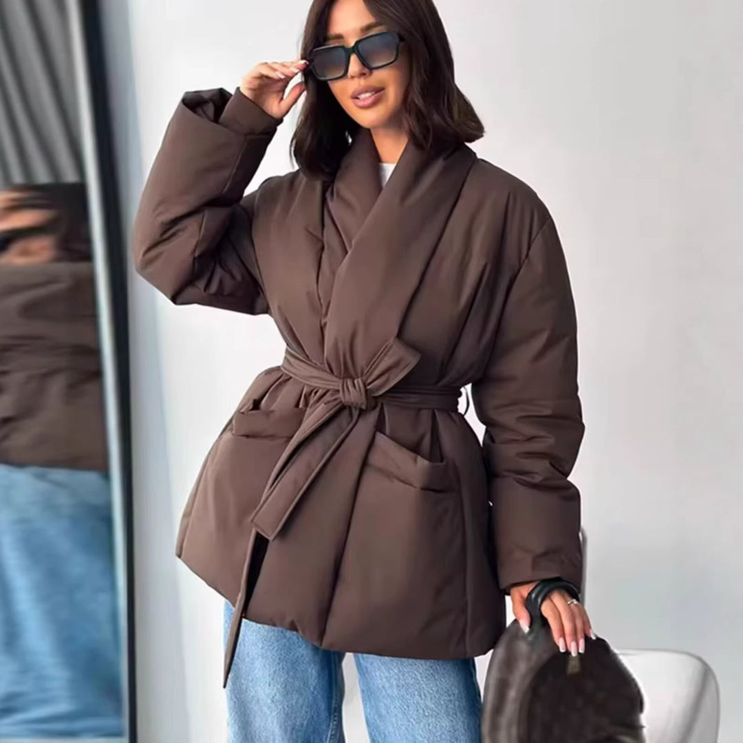 Women's short quilted coat with shawl collar, waist belt and patch pockets Mune Fashion