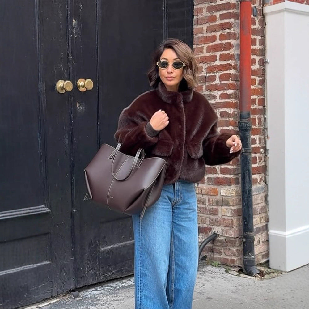 Women’s short jacket in teddy faux fur with boxy silhouette and patch pocket Mune Fashion