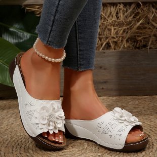 Damen Offene Zehen-Pantoletten mit Blumenapplikation, perforiertem Obermaterial und ergonomischer Keilsohle Mune Fashion