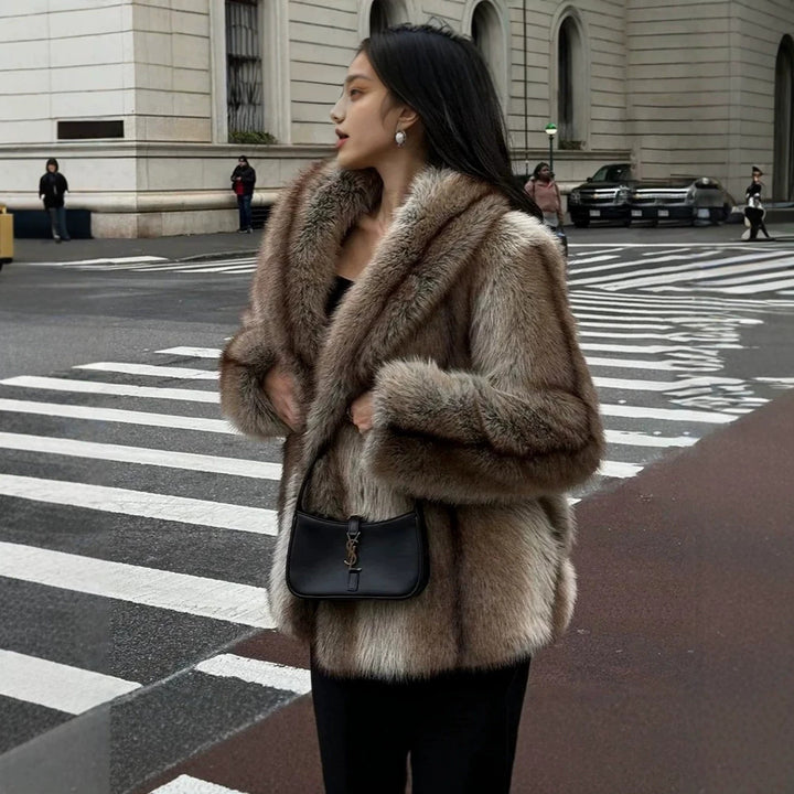 Women's short coat made of voluminous faux fur with wide shawl collar Mune Fashion