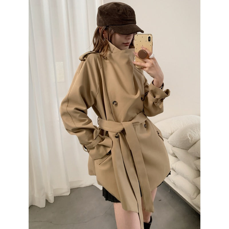 Women's short trench coat in a boxy cut with a high standing collar and adjustable waist belt Mune Fashion