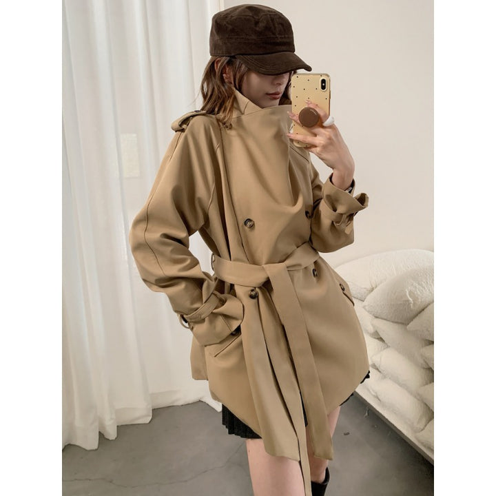 Women's short trench coat in a boxy cut with a high standing collar and adjustable waist belt Mune Fashion