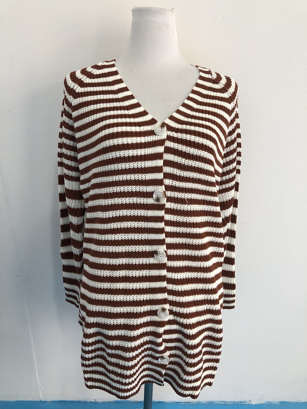 Women's striped oversized cardigan with V-neck and button placket Mune Fashion