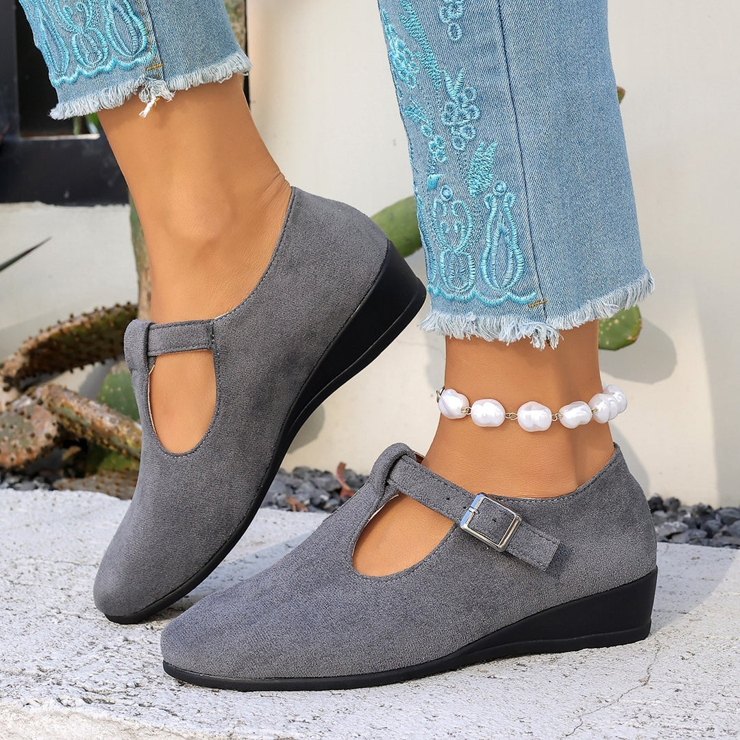 Women's Comfortable Mary Jane Ballet Flats made of Velour with adjustable buckle strap and padded insole Mune Fashion