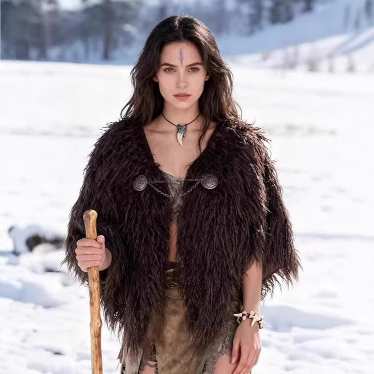 Women's short cape made of dense faux fur with decorative chain closure and zigzag hem Mune Fashion